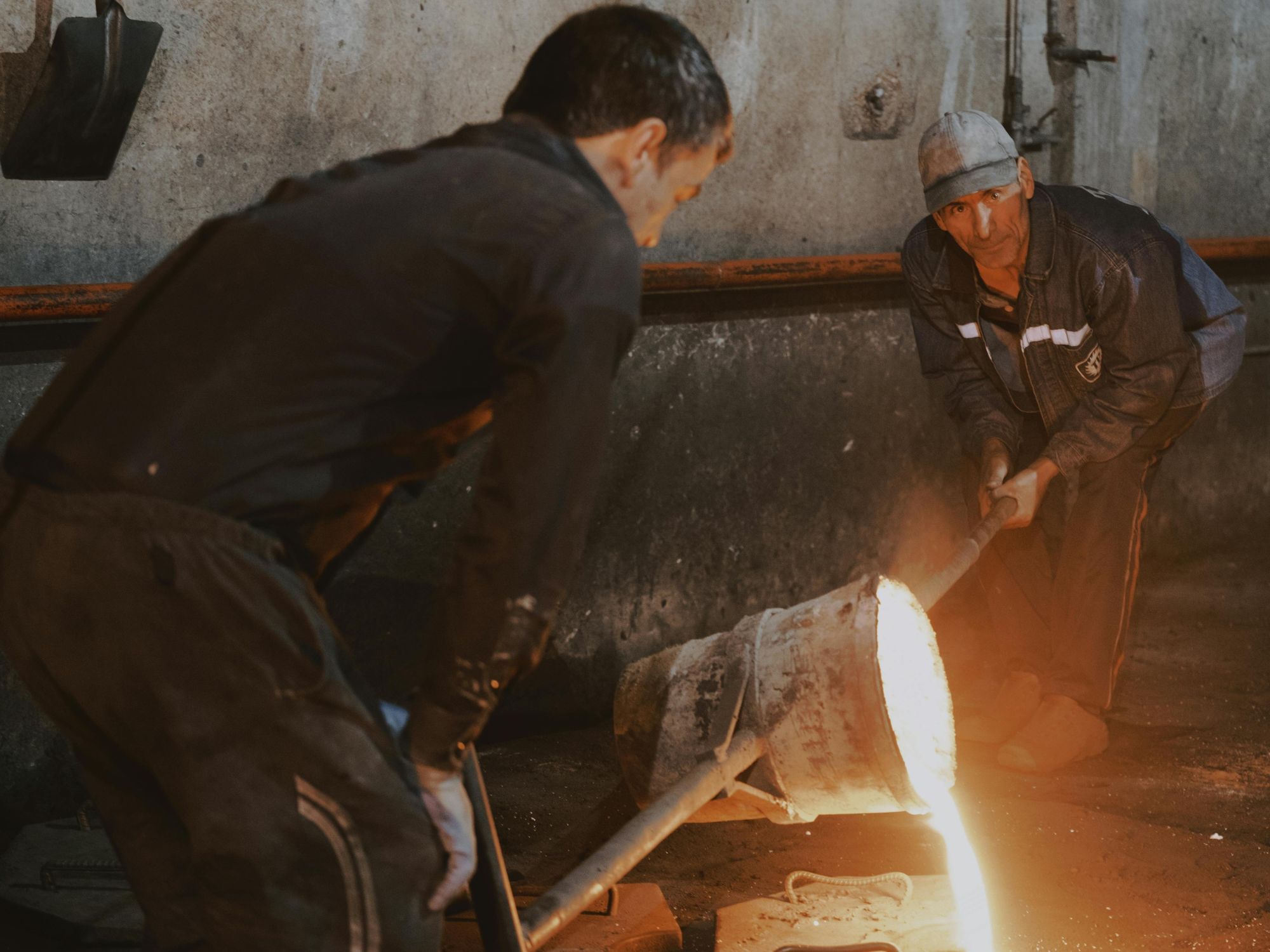 Piazzale di una fonderia con cumuli di rottame metallico in attesa di controllo