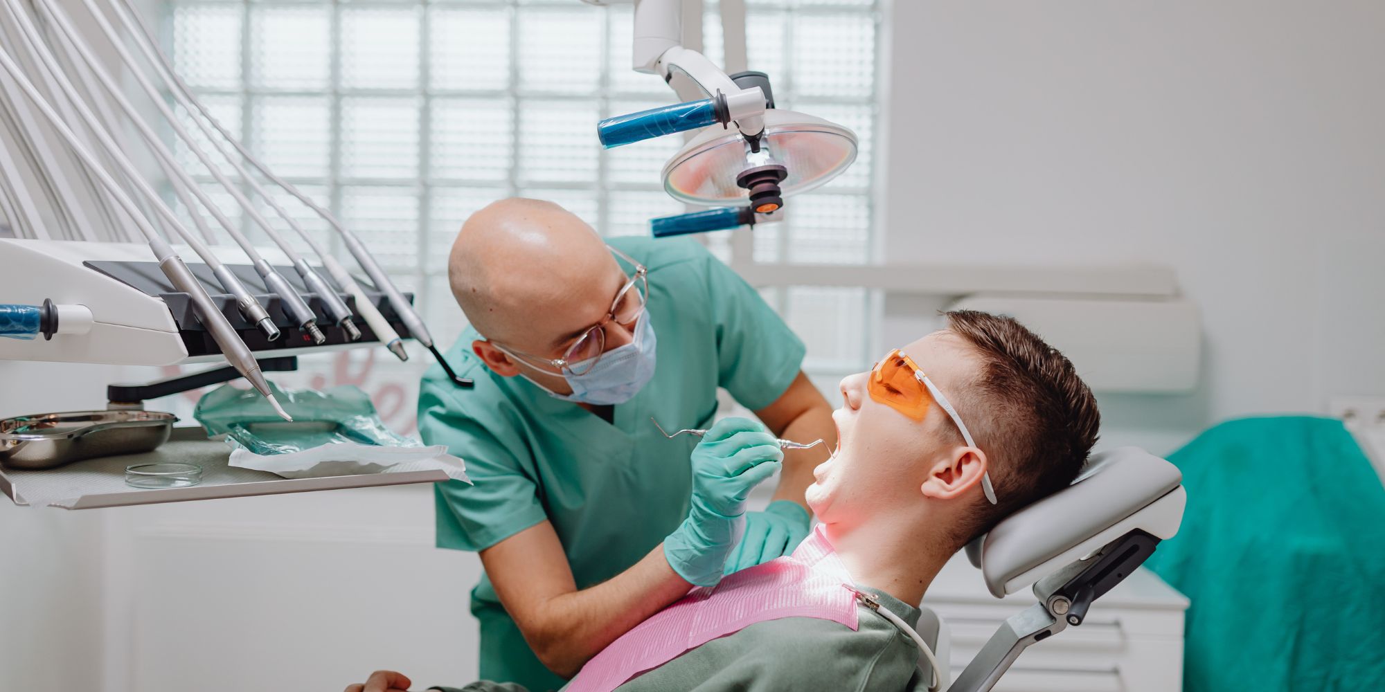 Odontoiatra al lavoro su un paziente