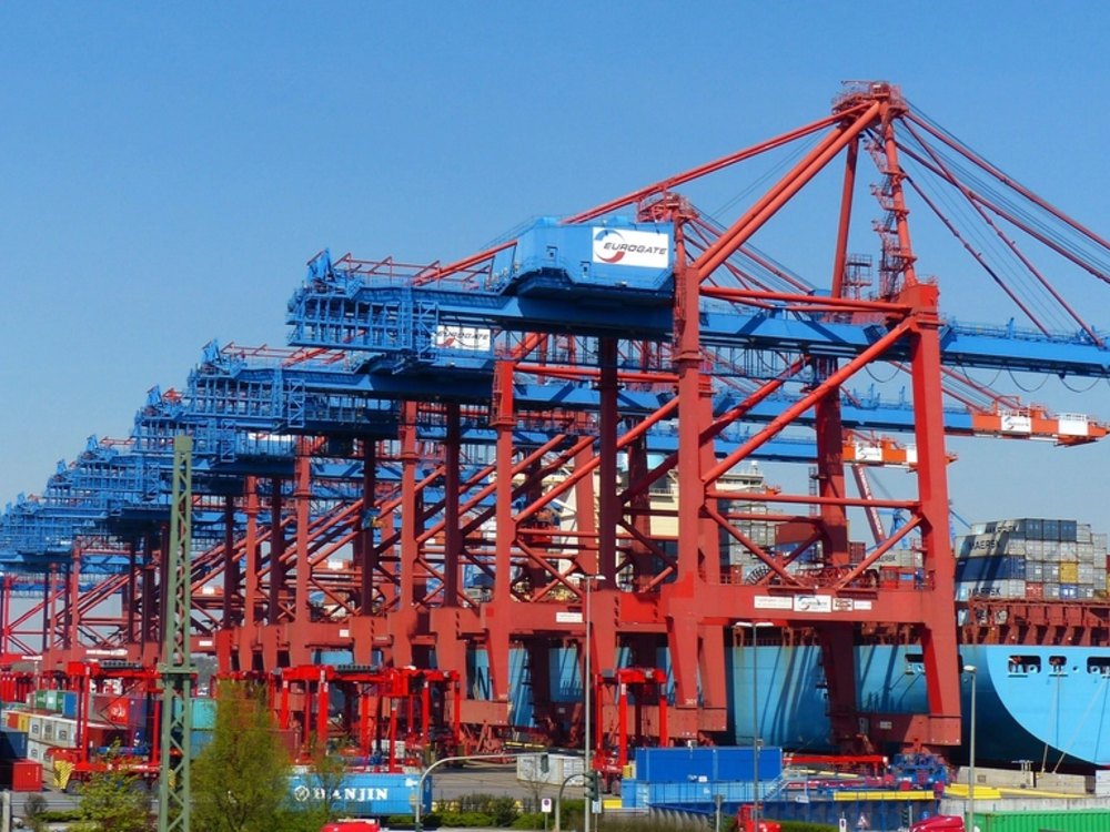 Gru di banchina e container in un terminal portuale