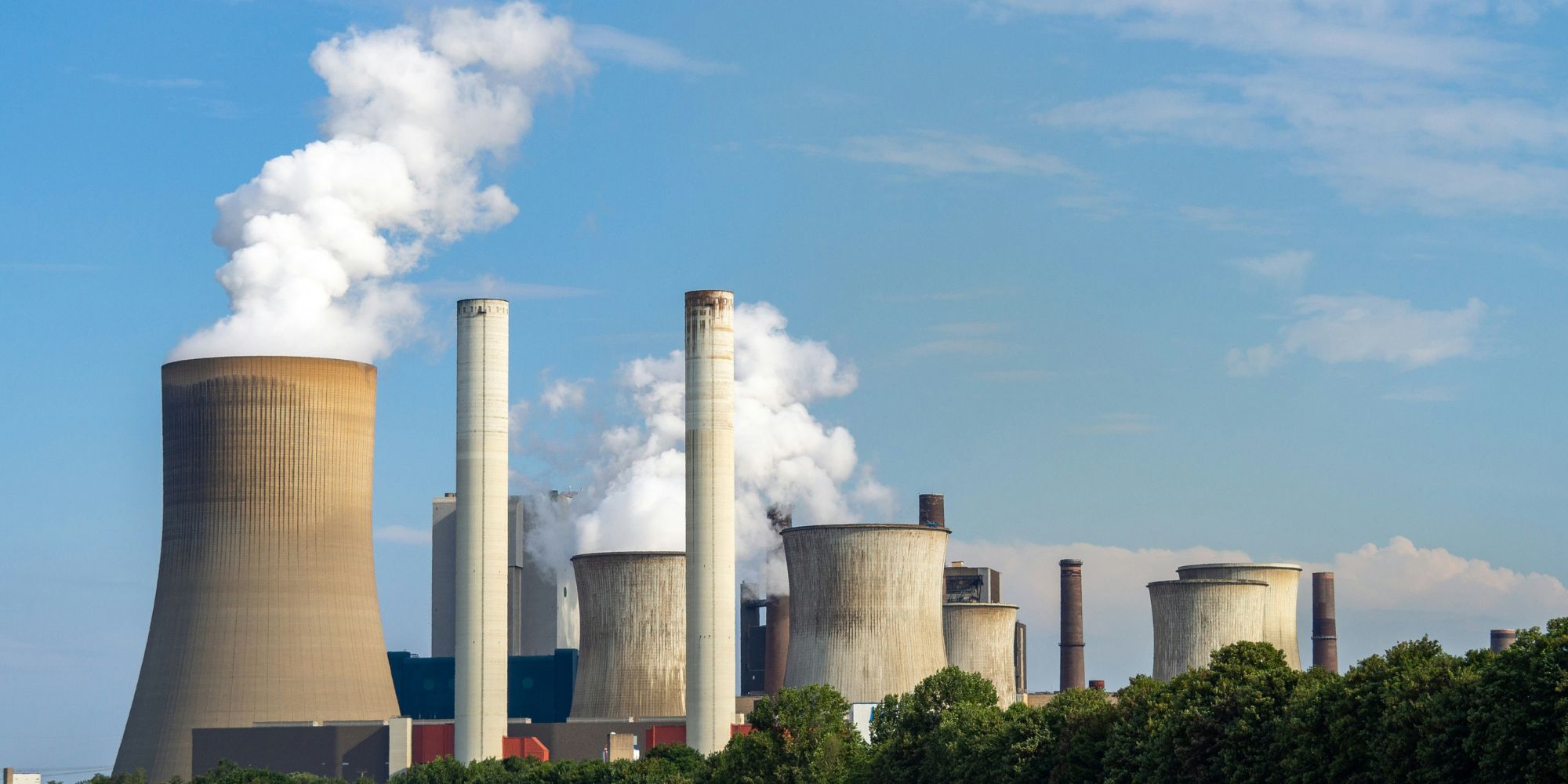 Impianto industriale con torri di raffreddamento